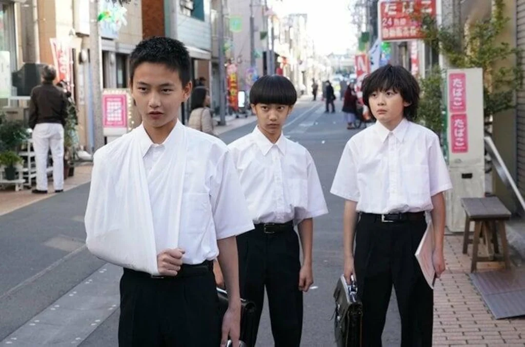 夕暮れの住宅街で不安そうな少女を囲む3人の男子中学生。少年ABCの完璧な選択に登場する4人の幼なじみのイメージ。