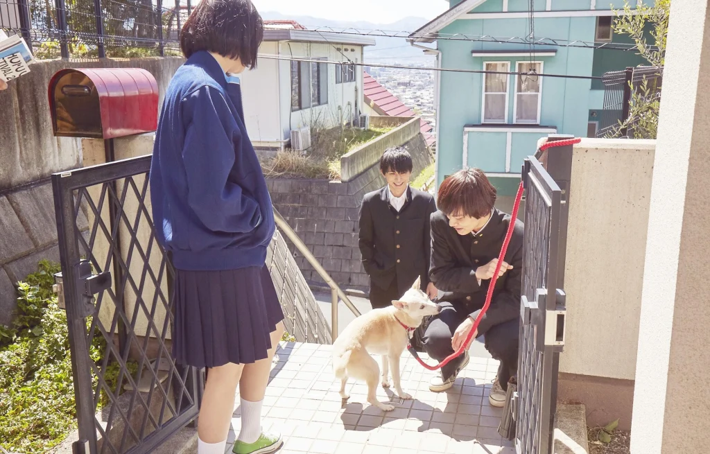 夕暮れの日本家屋の玄関先でうつむく少女と、心配そうに寄り添う3人の男子中学生。乃愛を助けようとする少年たちのイメージ。